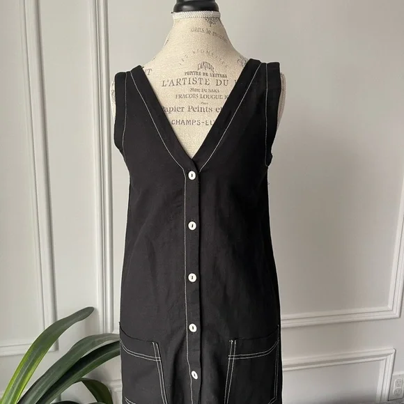 Elegant black shift dress with white contrast topstitching - Picture 2 of 8